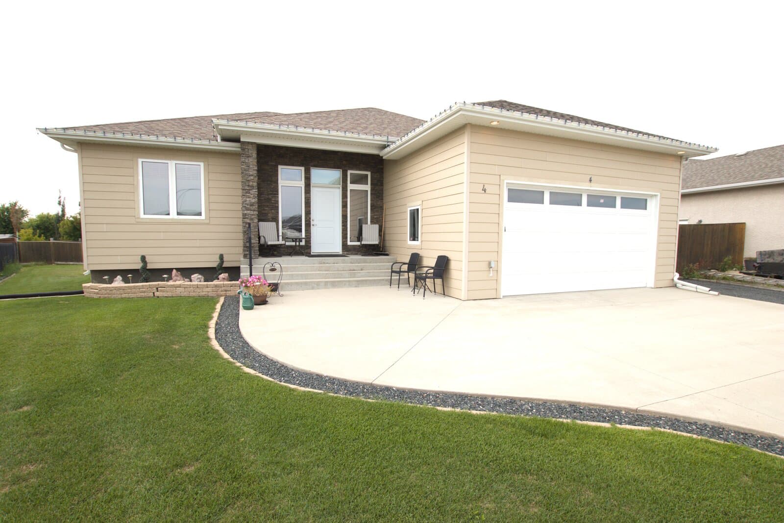 Active listing at 4 Rose Street, Oakbank, MB, priced at $629,999, represented by MIB Division at Royal LePage Prime