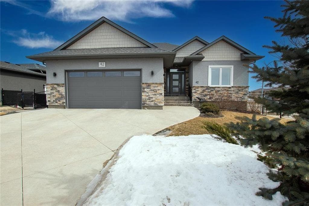 Recently sold home at 42 Rochelle Bay, Oakbank, MB R5N 0M6, transacted by MIB Division at Royal LePage Prime